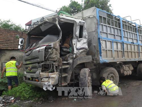 Xe khách tông nát đầu xe tải, khách hoảng loạn